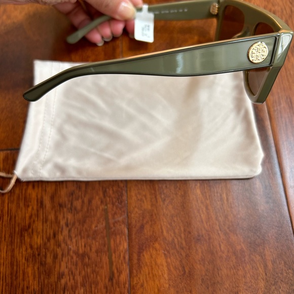 Tory Burch Oversized Sunglasses - Picture 4 of 6